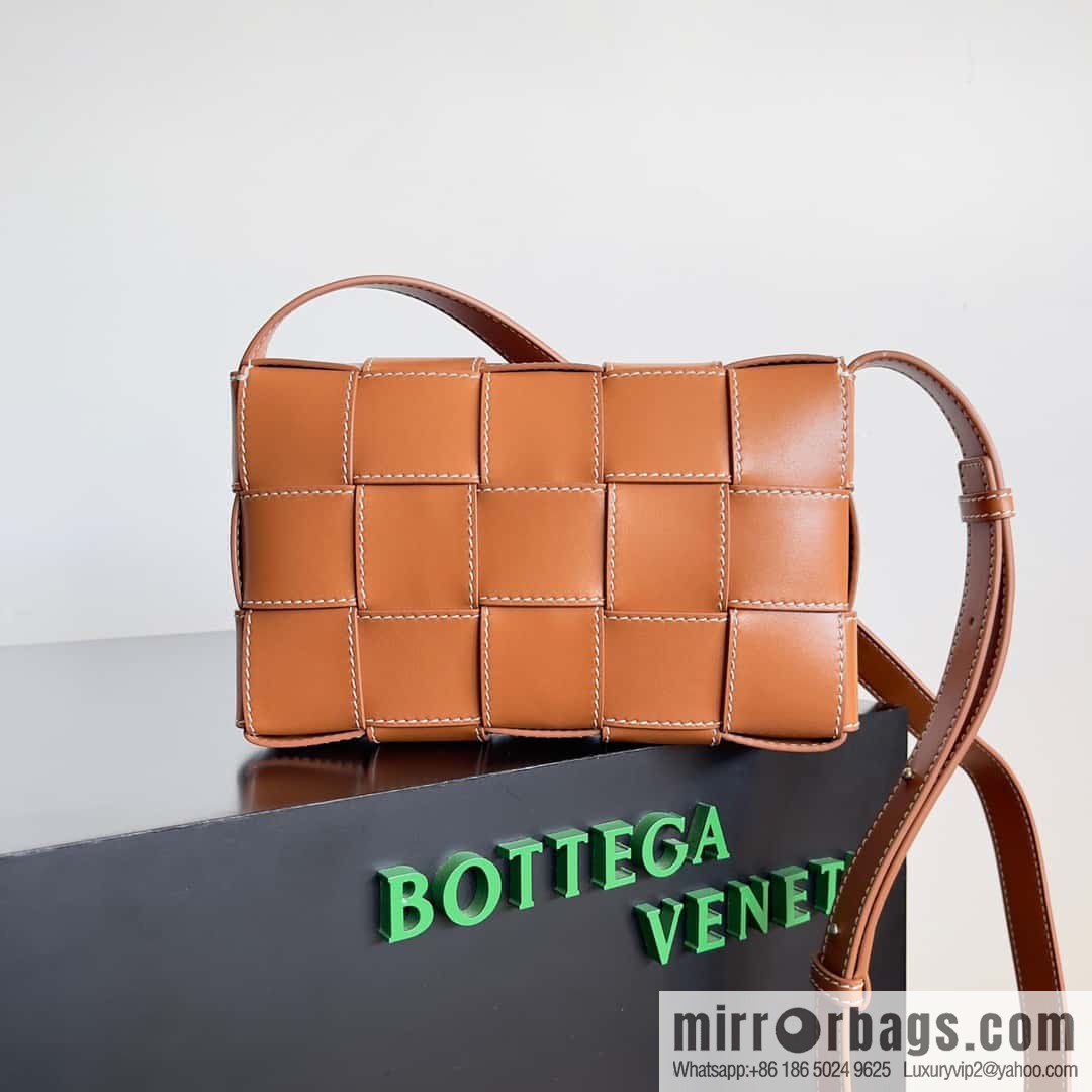BV Bottega early autumn 2023 series Cassette new line decoration will leather (fabric) handbag, model number: 758105 brown wood color