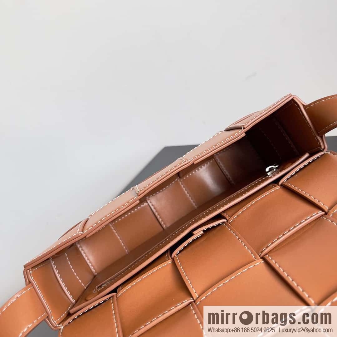 BV Bottega early autumn 2023 series Cassette new line decoration will leather (fabric) handbag, model number: 758105 brown wood color