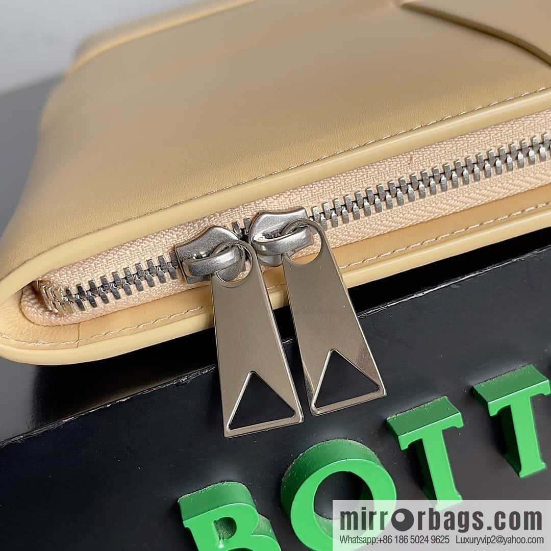B new product, large woven single zipper clutch bag model 680169 oat color