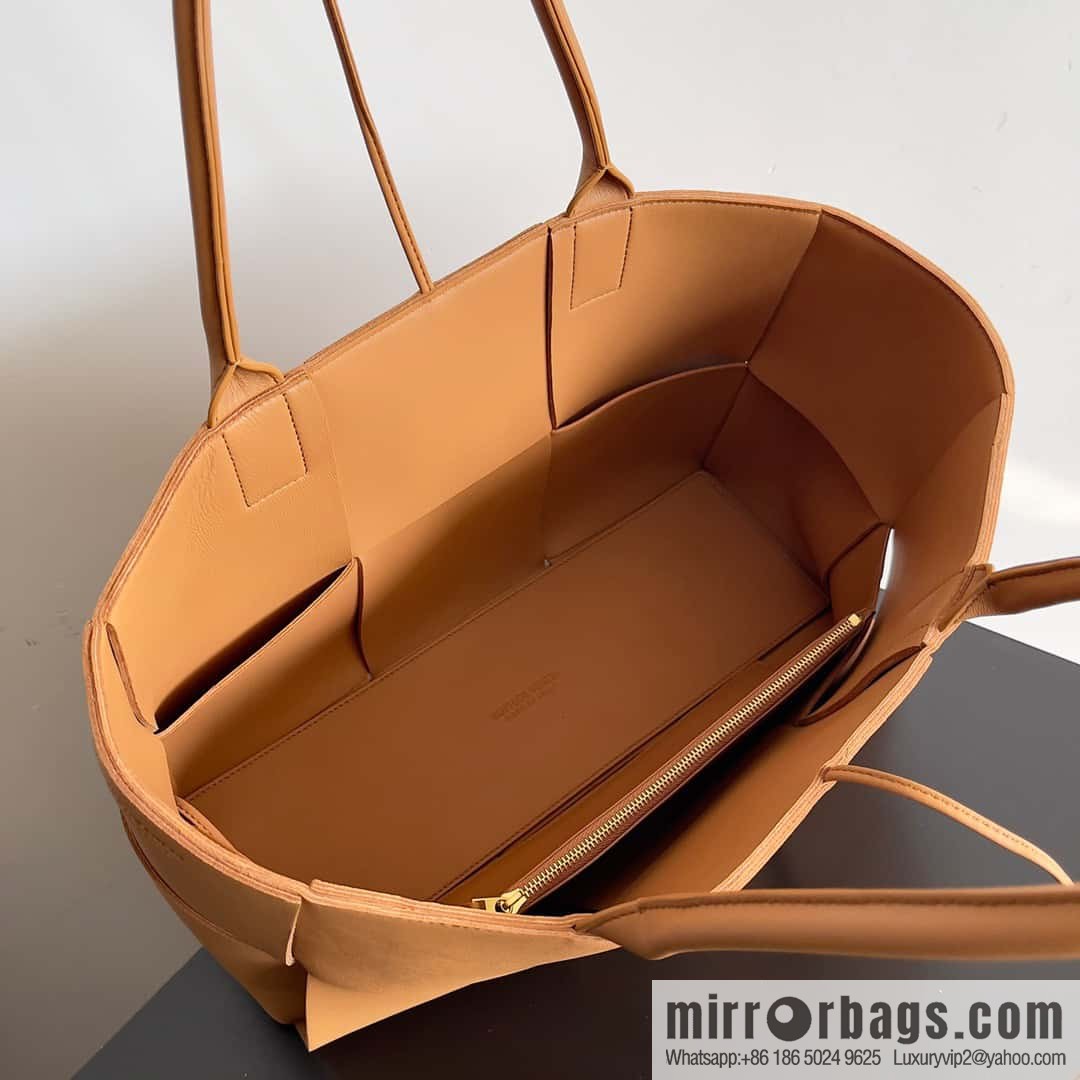 38Cm ๐๐ผ๐๐๐ฒ๐ด๐ฎ ๐ฉ๐ฒ๐ป๐ฒ๐๐ฎ large rectangular tote bag, model: 609175 light brown