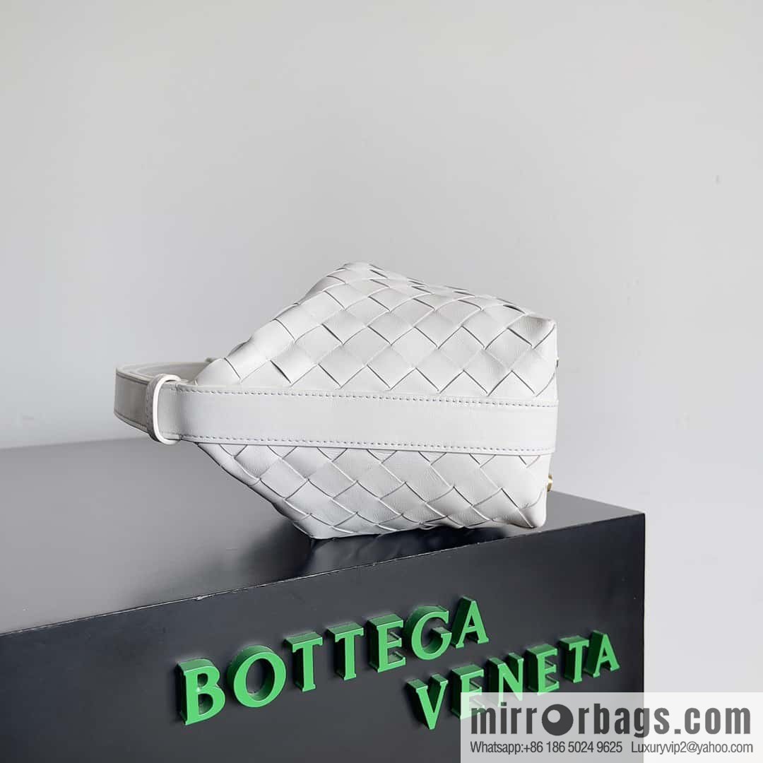 BvWallace shoulder bento bag, model 754443 intrecciato bag, white