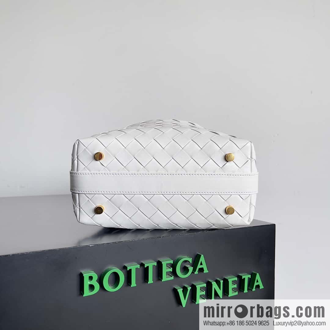 BvWallace shoulder bento bag, model 754443 intrecciato bag, white