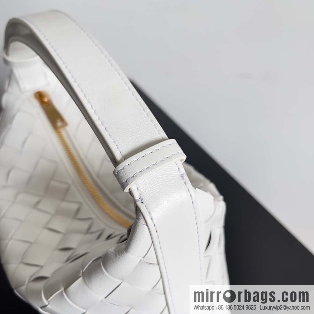 BvWallace shoulder bento bag, model 754443 intrecciato bag, white