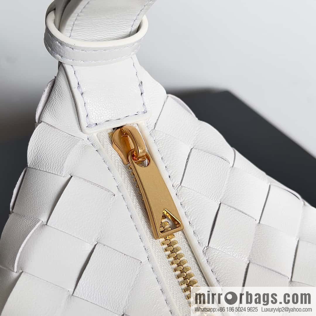 BvWallace shoulder bento bag, model 754443 intrecciato bag, white