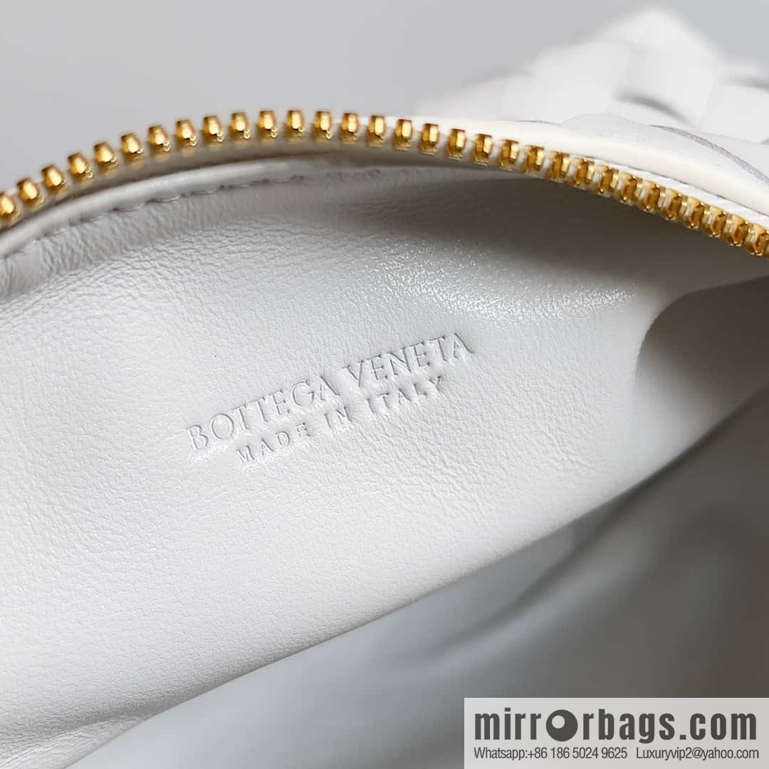 BvWallace shoulder bento bag, model 754443 intrecciato bag, white