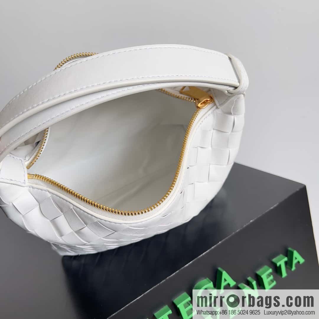 BvWallace shoulder bento bag, model 754443 intrecciato bag, white