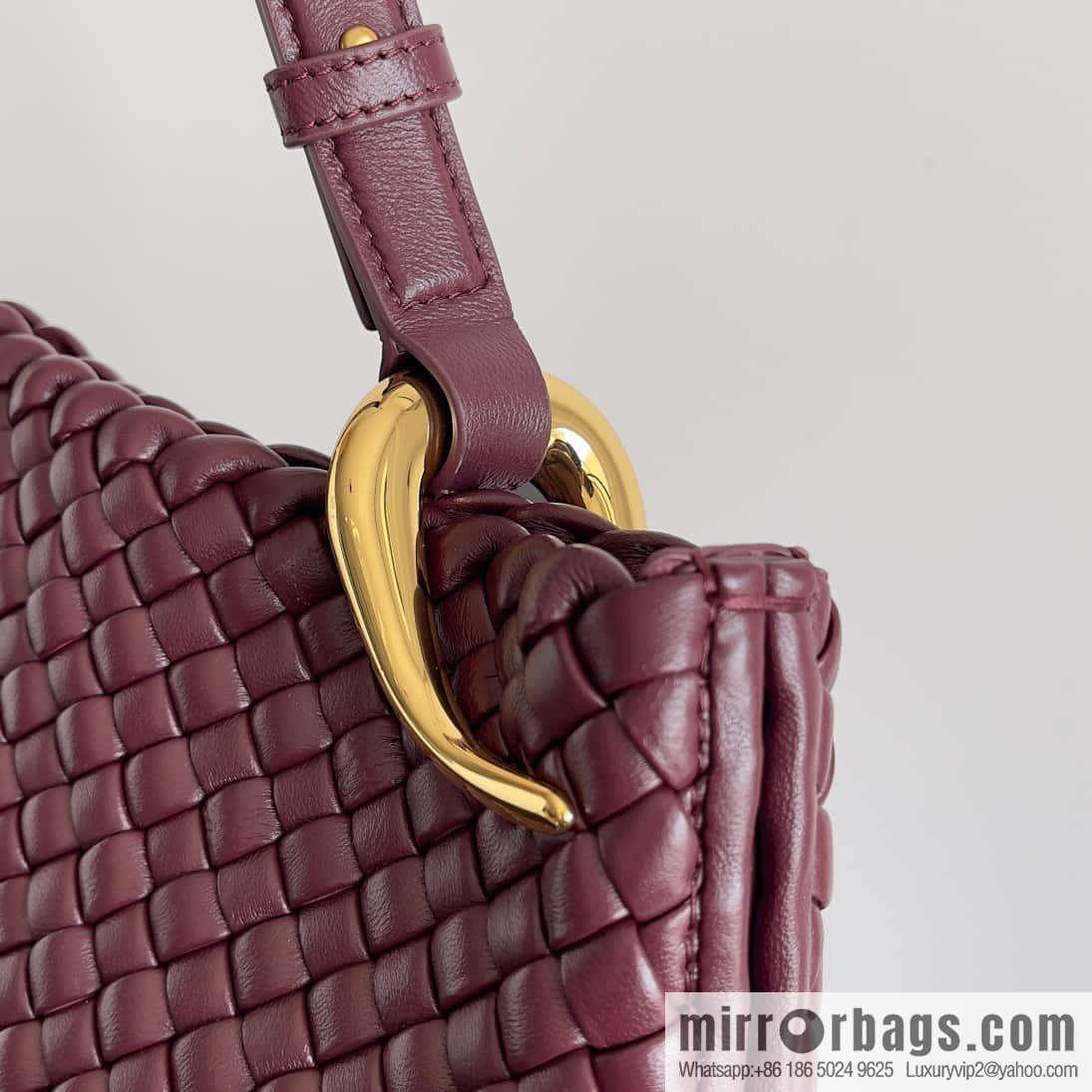 BV #CLICKER Bv 2023 Early Spring New Clicker Lamb woven tote bag model number 730969 Bordeaux red