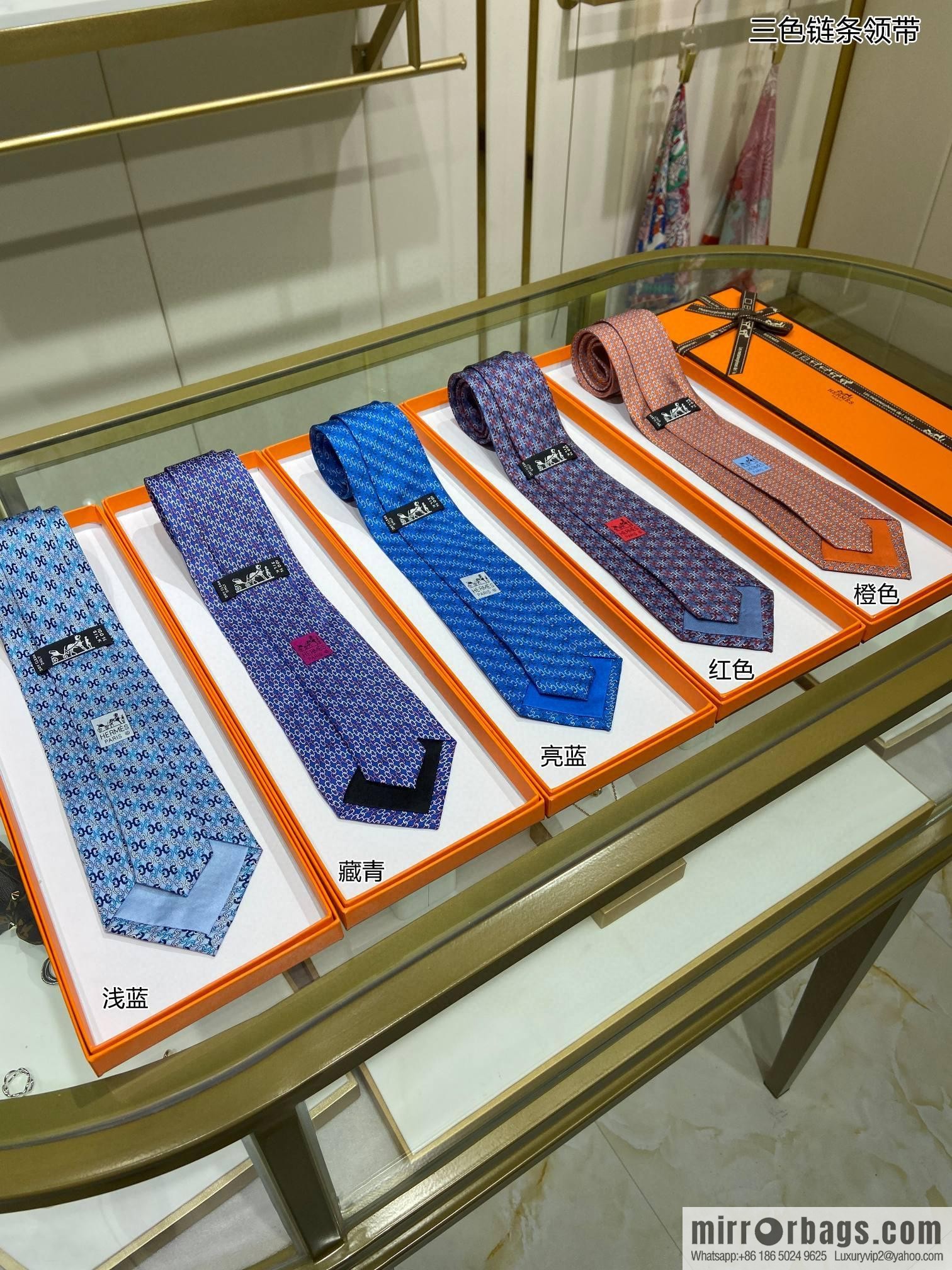 Hermes 100% top twill silk + wool inner three-color chain tie