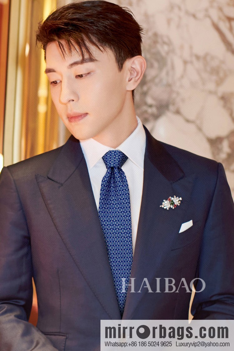 Hermes 100% Top Twill Silk Colored Chain Link Tie