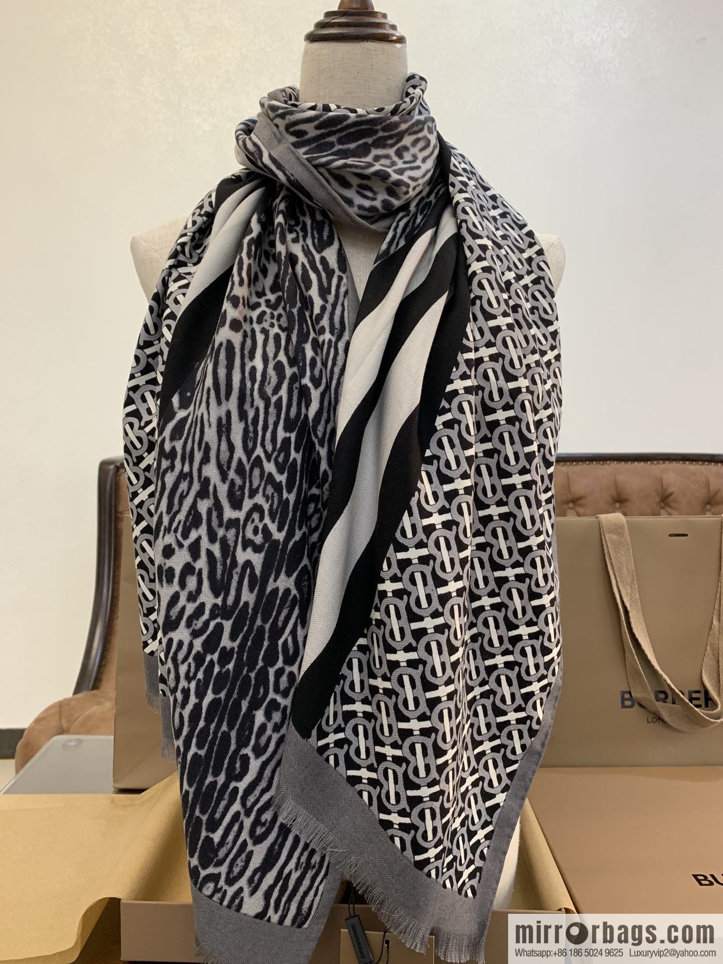 Burberry Burberry Exclusive Logo Pattern Velvet Scarf