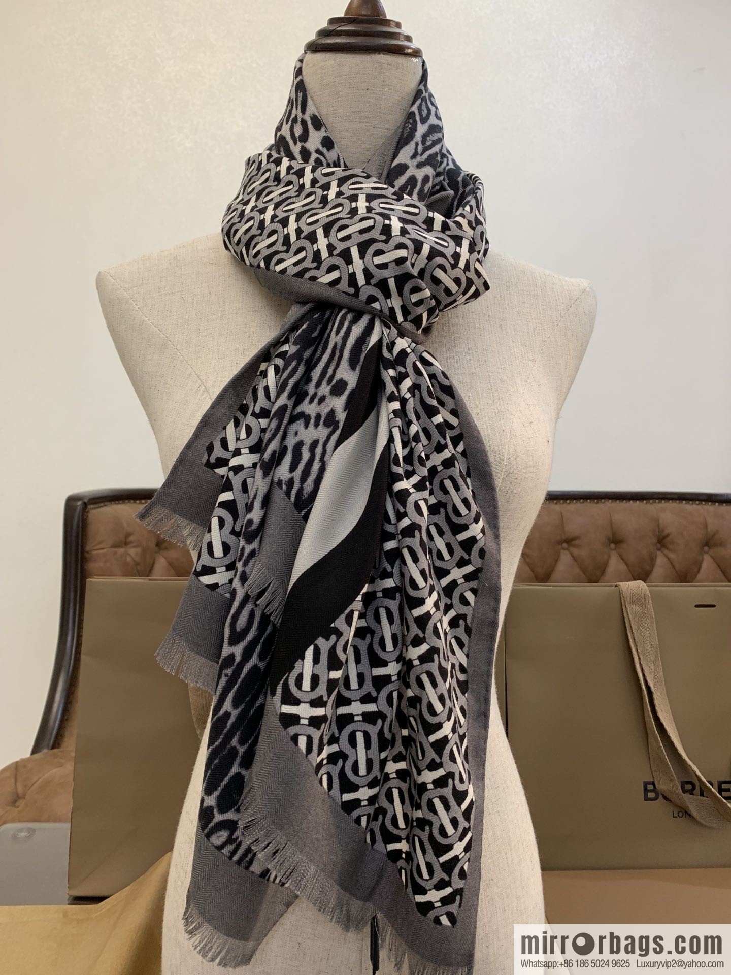 Burberry Burberry Exclusive Logo Pattern Velvet Scarf