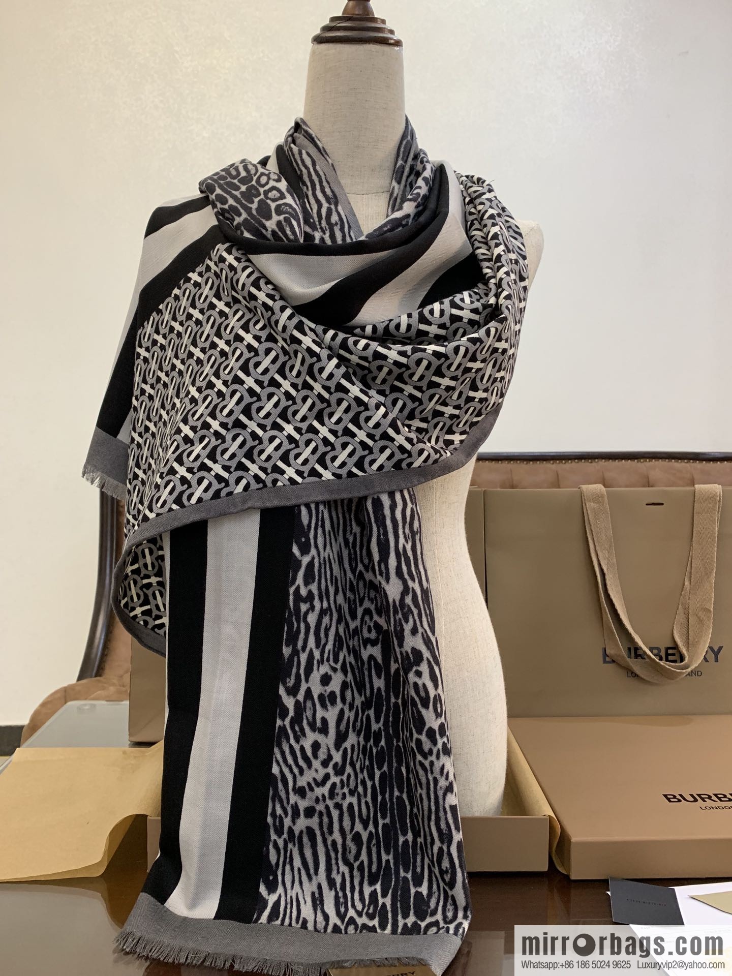 Burberry Burberry Exclusive Logo Pattern Velvet Scarf