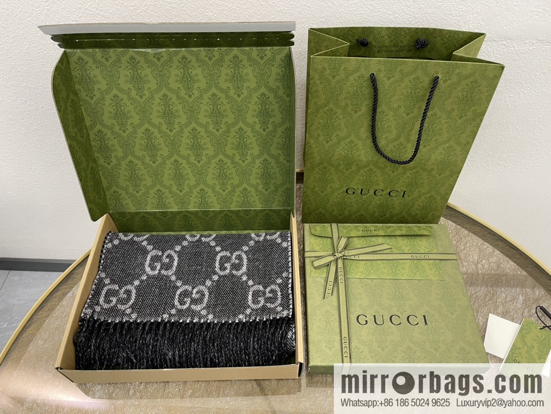 GUCCI Gucci GG pattern double-sided wool scarf 676610