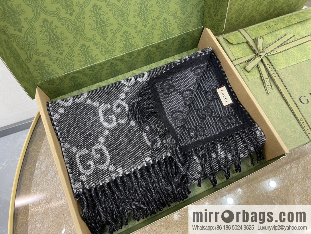 GUCCI Gucci GG pattern double-sided wool scarf 676610