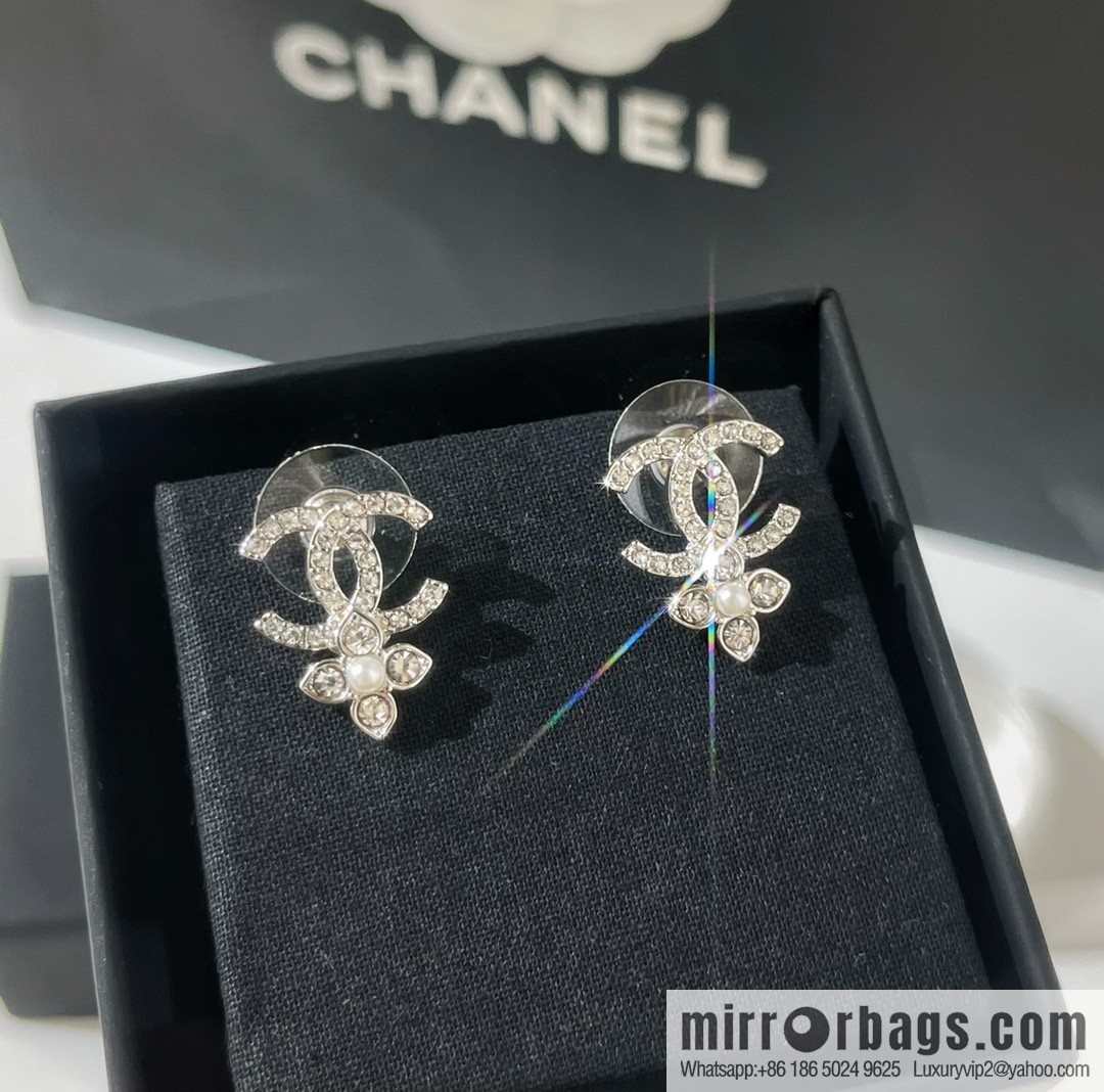 New ☑️ Chanel double c four-leaf clover pearl stud earrings