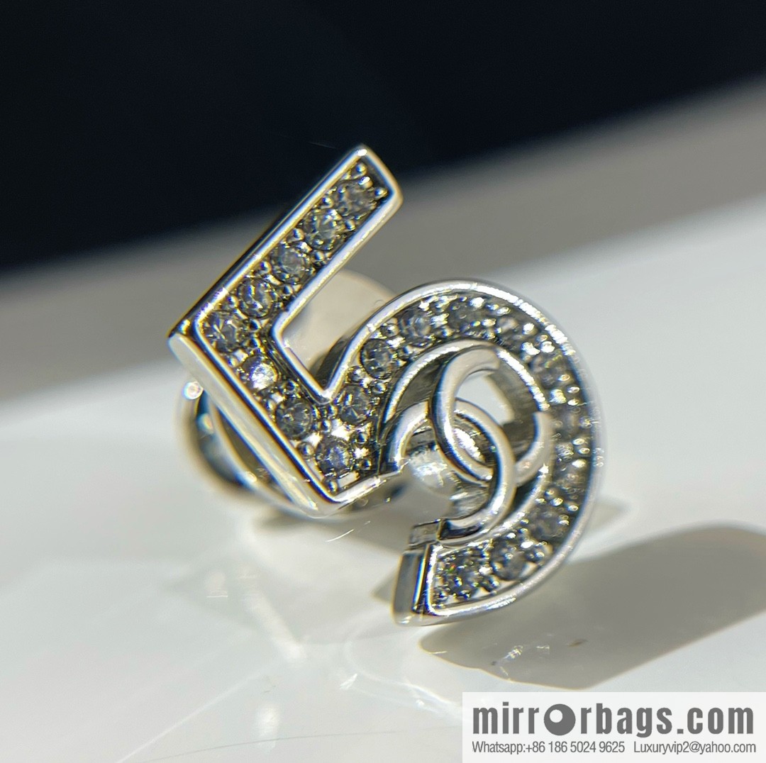 New ☑️ Chanel double c 5 words, perfume bottle, four-leaf clover brooch