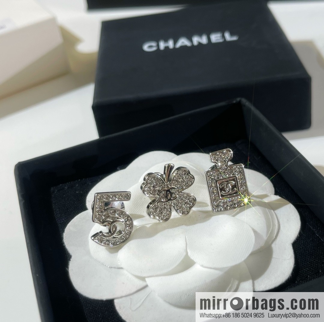 New ☑️ Chanel double c 5 words, perfume bottle, four-leaf clover brooch