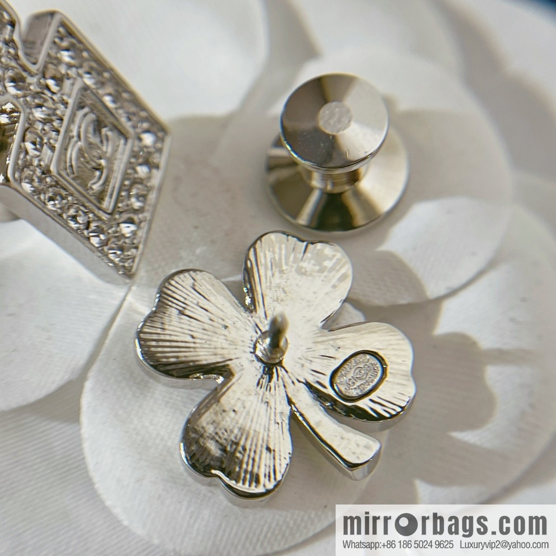 New ☑️ Chanel double c 5 words, perfume bottle, four-leaf clover brooch