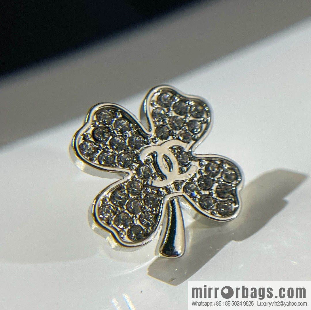 New ☑️ Chanel double c 5 words, perfume bottle, four-leaf clover brooch