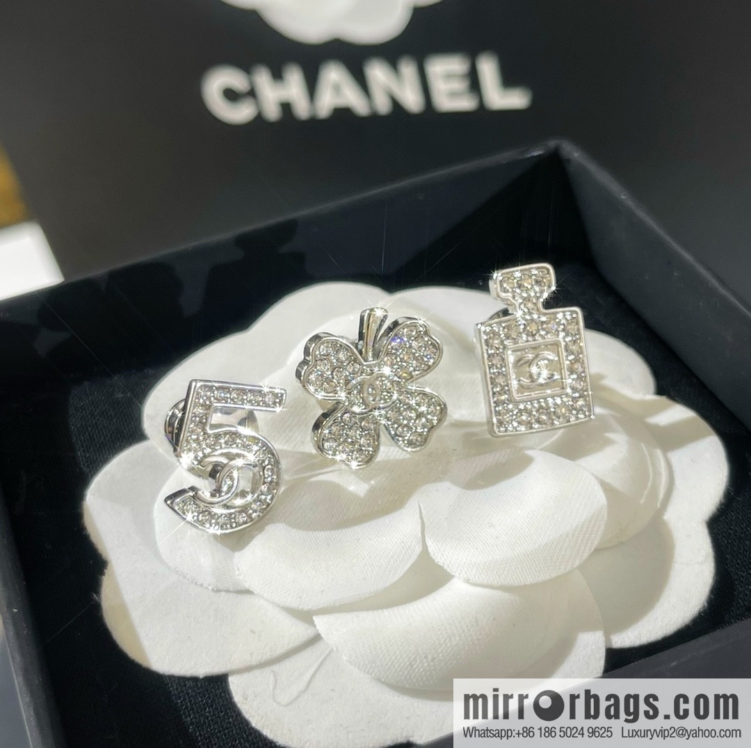 New ☑️ Chanel double c 5 words, perfume bottle, four-leaf clover brooch