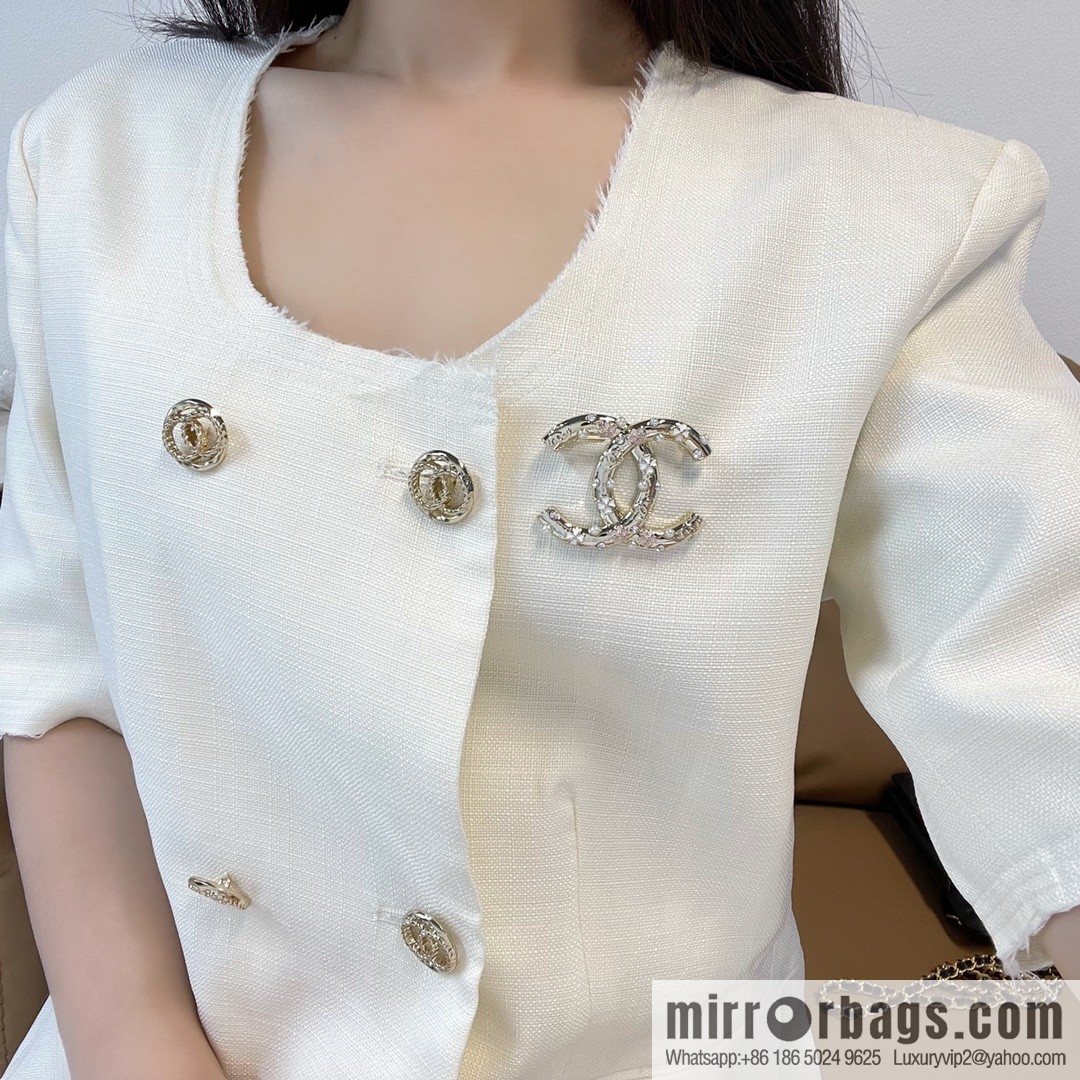 New ☑️ Chanel double c white pink four-leaf clover pearl brooch