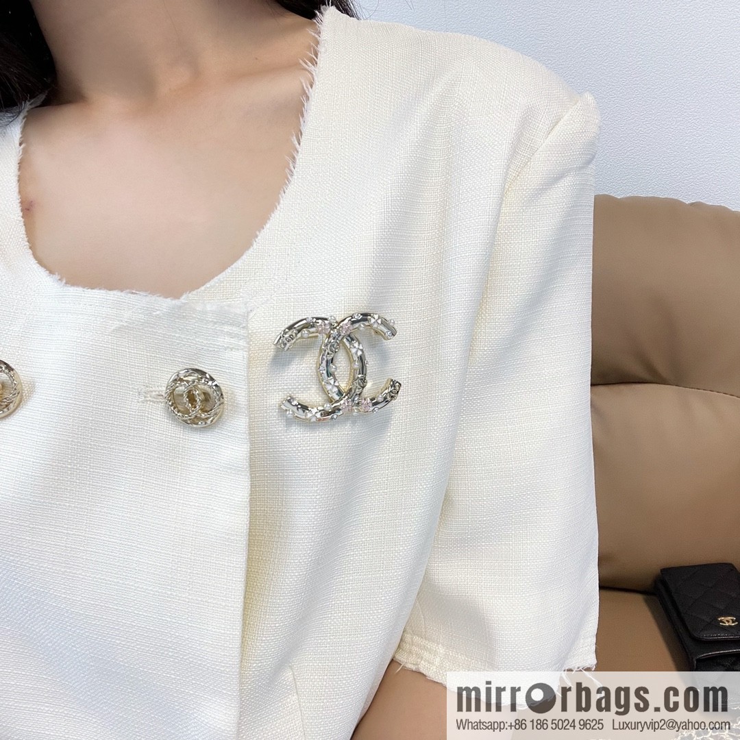 New ☑️ Chanel double c white pink four-leaf clover pearl brooch