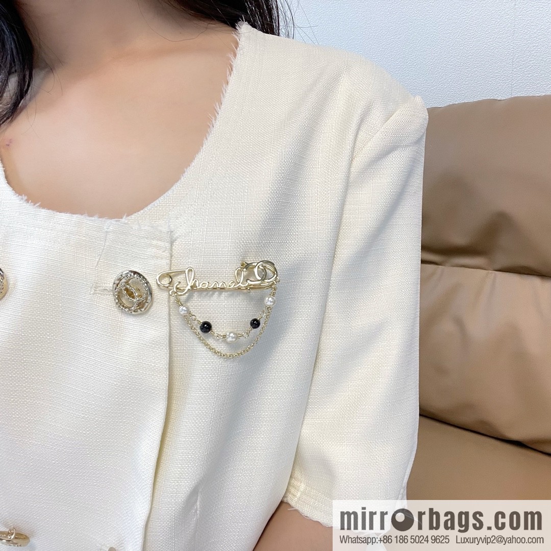 New ☑️ Chanel double c fringed pearl pin 🧷 brooch