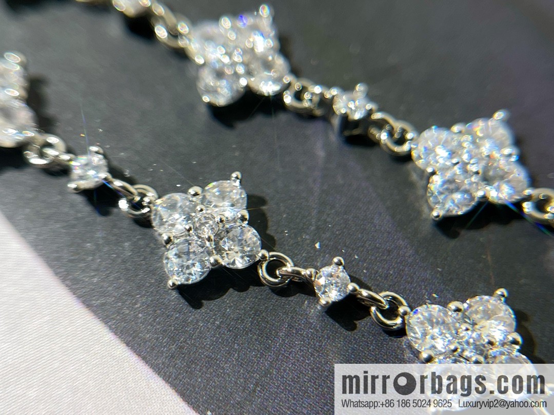 APM Monaco sparkle adjustable, silver-white temperament four-leaf clover bracelet