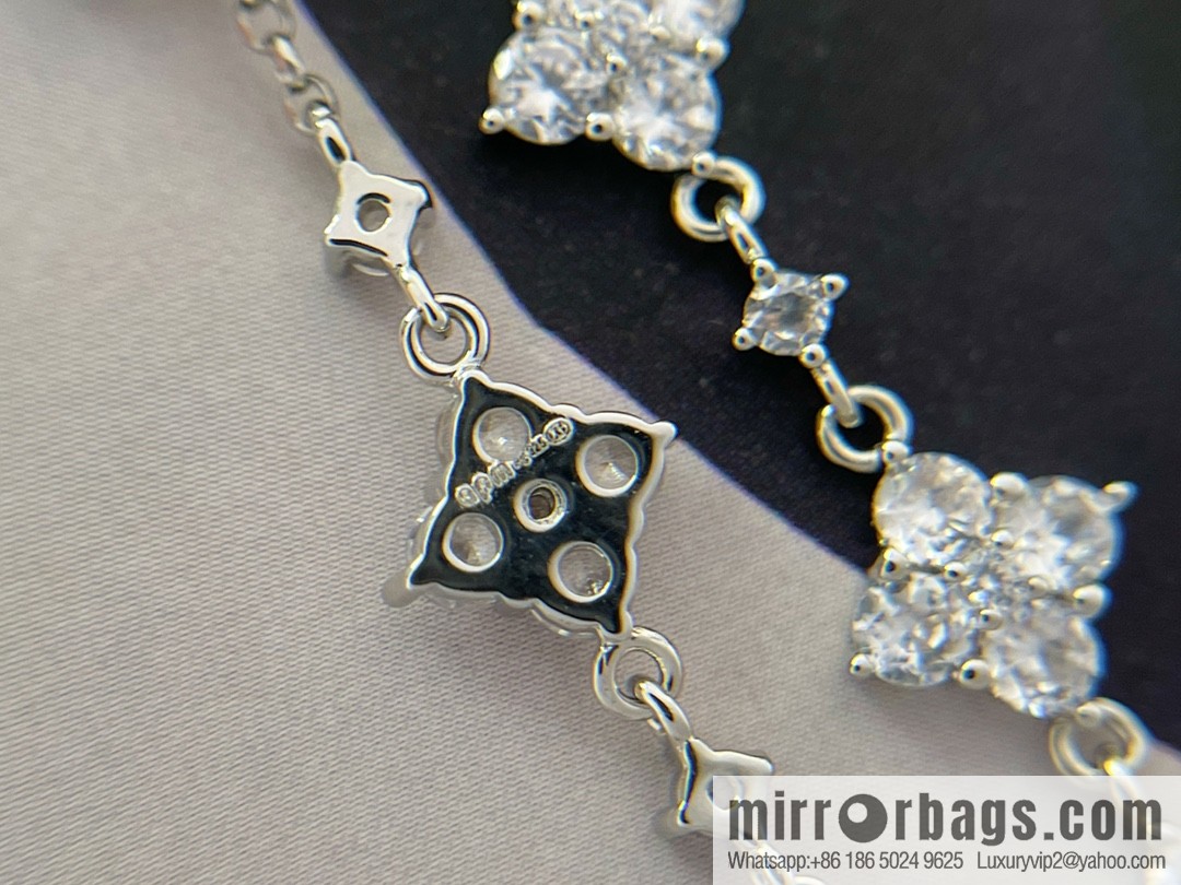 APM Monaco sparkle adjustable, silver-white temperament four-leaf clover bracelet