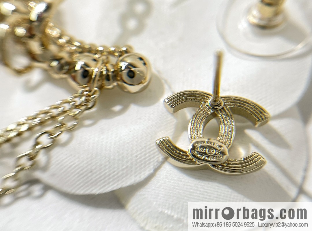 New ☑️ Chanel double c asymmetrical stud earclip