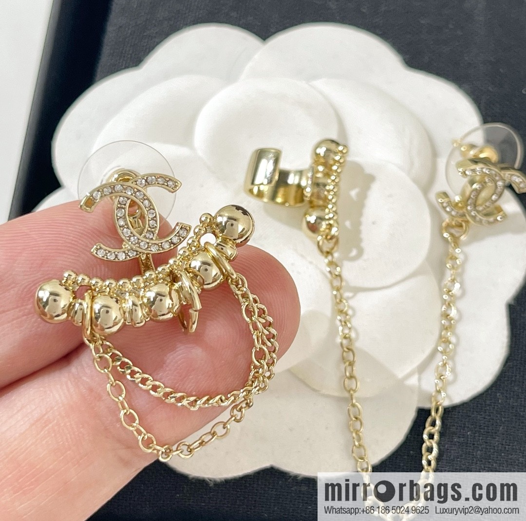 New ☑️ Chanel double c asymmetrical stud earclip