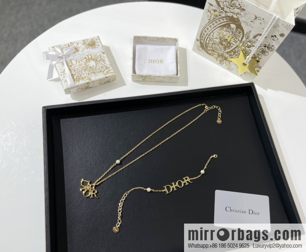 New ☑️ Dior letter necklace bracelet