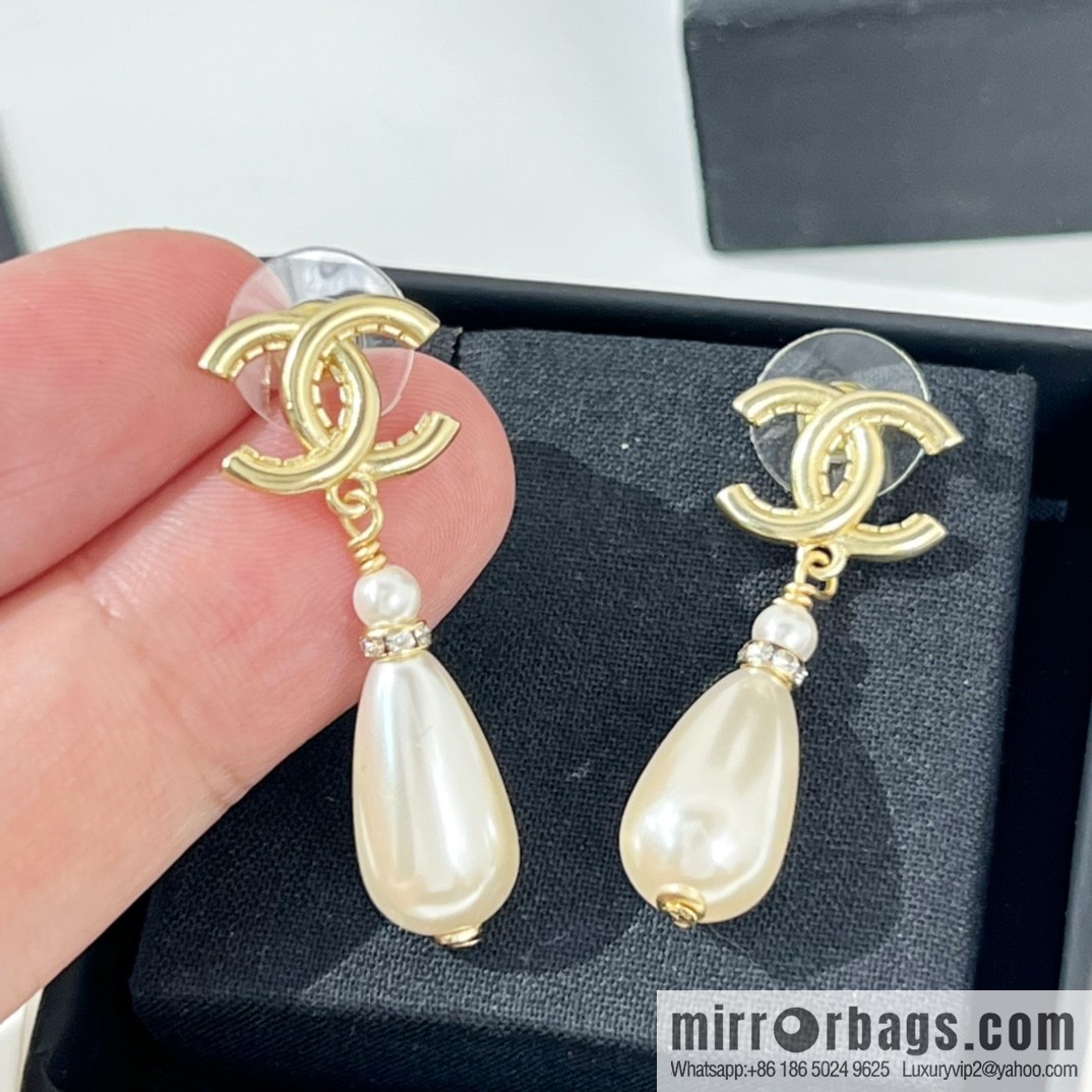 New ☑️ Chanel double c pearl stud earrings