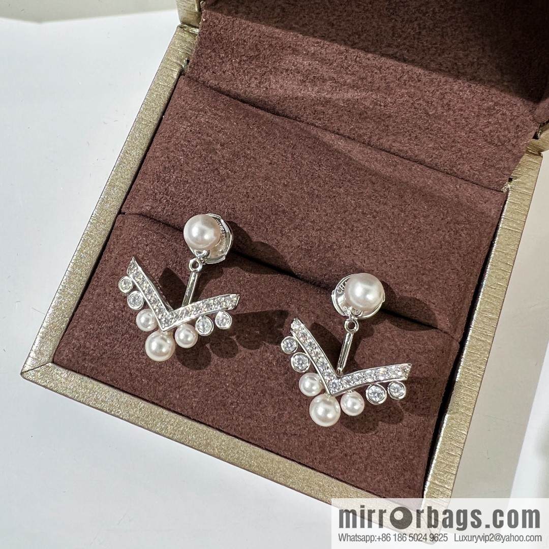 Chaumet Paris CHAUMET pearl V stud earrings