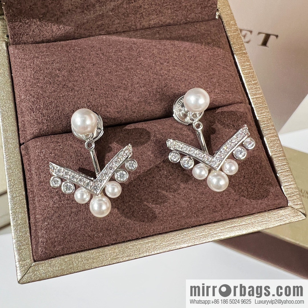 Chaumet Paris CHAUMET pearl V stud earrings