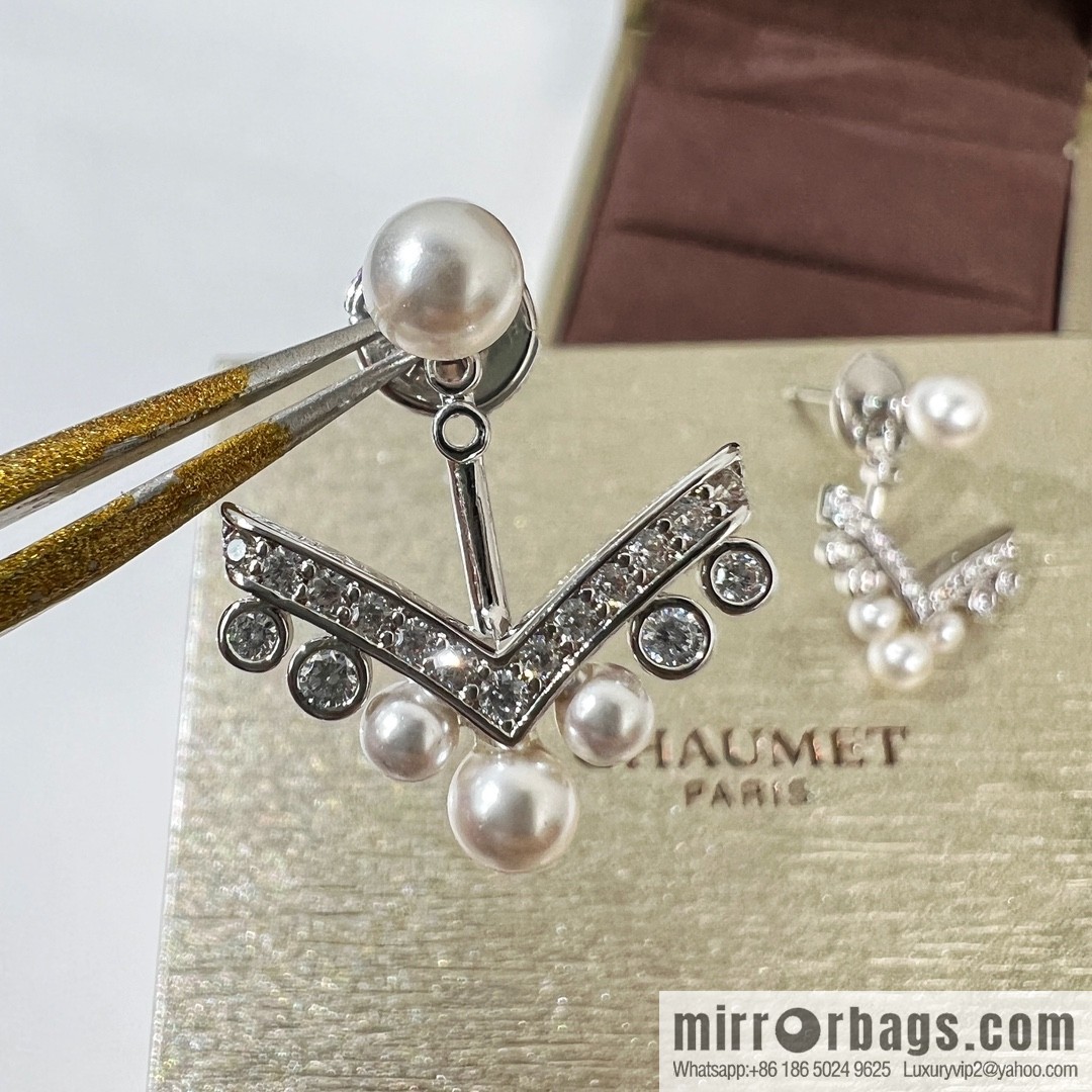 Chaumet Paris CHAUMET pearl V stud earrings