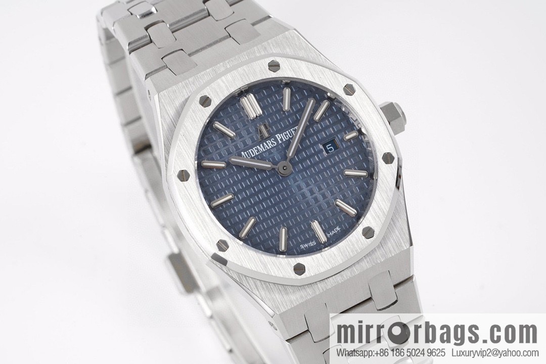 Audemars Piguet AP Royal Oak Quartz Women's Model 67651ST. ZZ.1261ST.01 Diameter 33mm