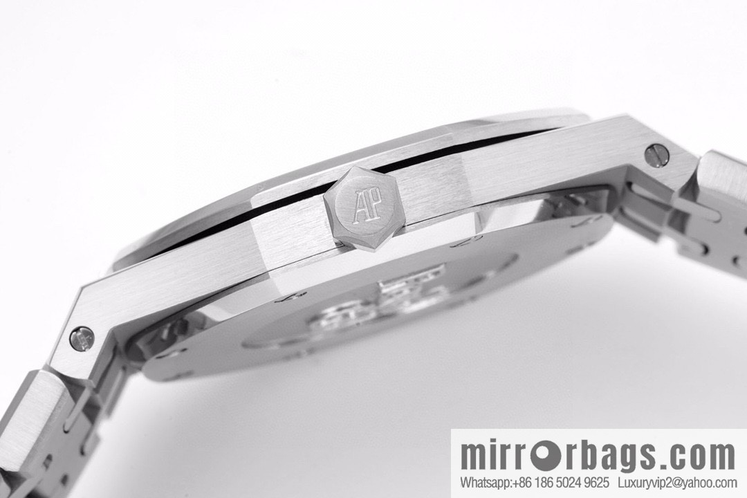 Audemars Piguet AP Royal Oak Quartz Women's Model 67651ST. ZZ.1261ST.01 Diameter 33mm