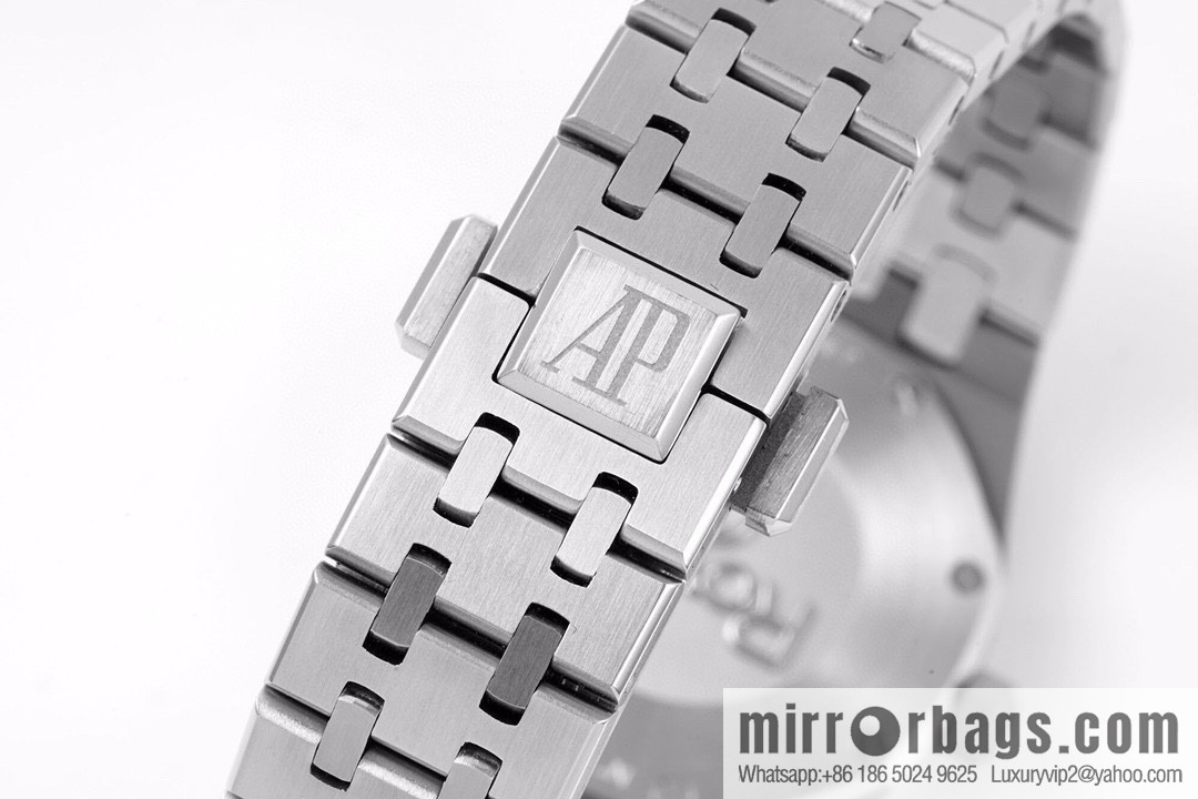 Audemars Piguet AP Royal Oak Quartz Women's Model 67651ST. ZZ.1261ST.01 Diameter 33mm