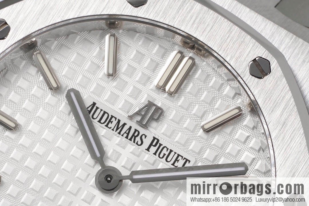 Audemars Piguet AP Royal Oak Quartz Women's Model 67651ST. ZZ.1261ST.01 Diameter 33mm