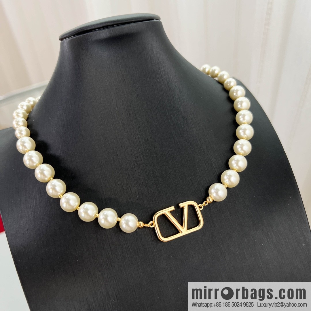 New ☑️ Valentino pearl necklace