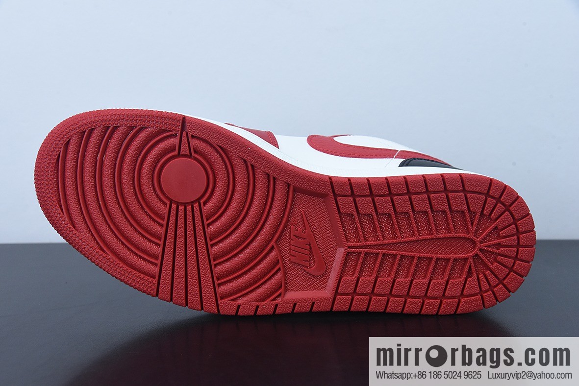B09F3 AIR JORDAN 1 Low AJ1 Red, White and Black Vintage Basketball Shoes, Item Number: 553558-163