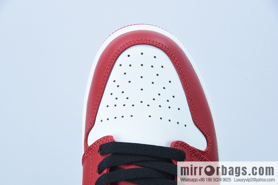 B09F3 AIR JORDAN 1 Low AJ1 Red, White and Black Vintage Basketball Shoes, Item Number: 553558-163