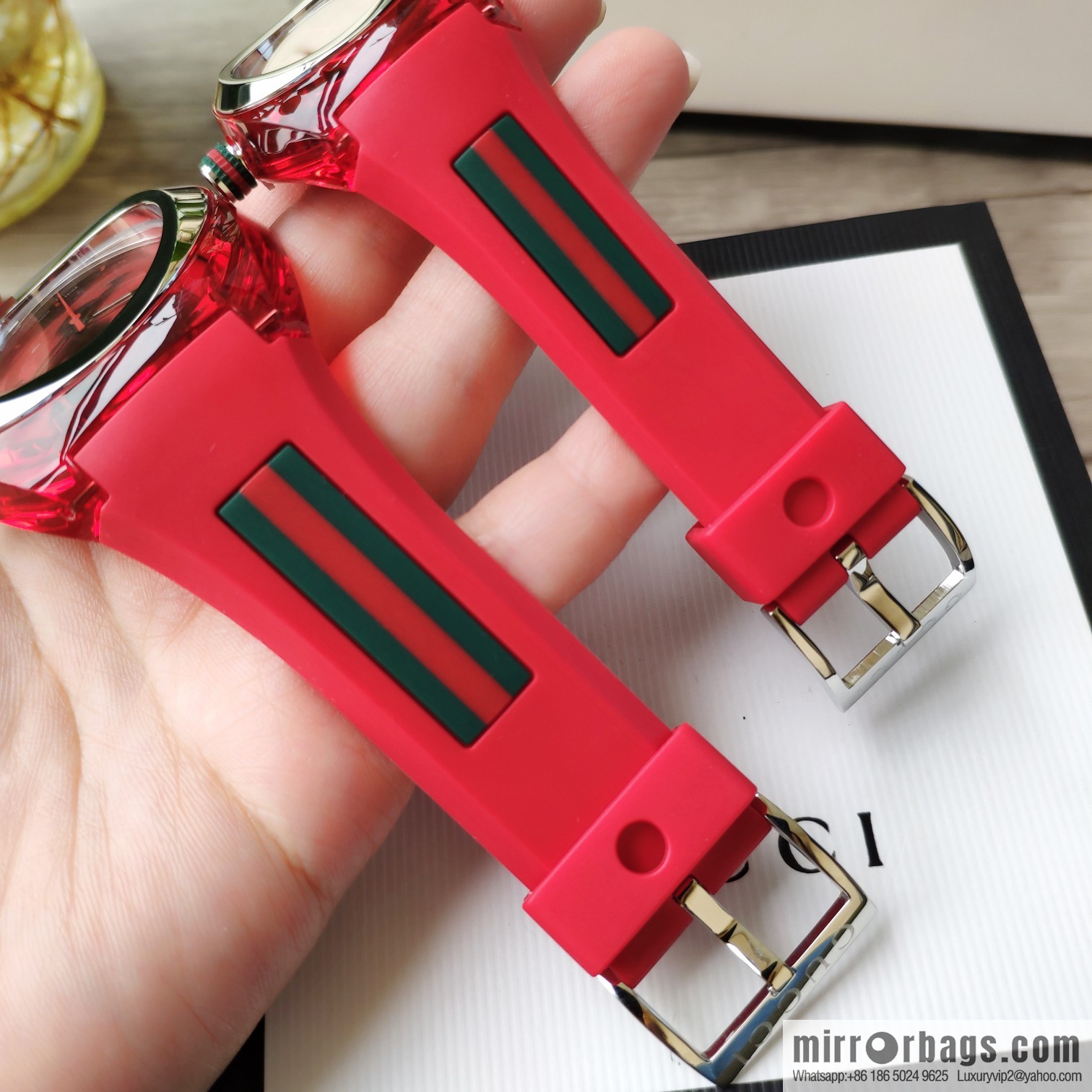 Gucci SYNC couple transparent quartz watch