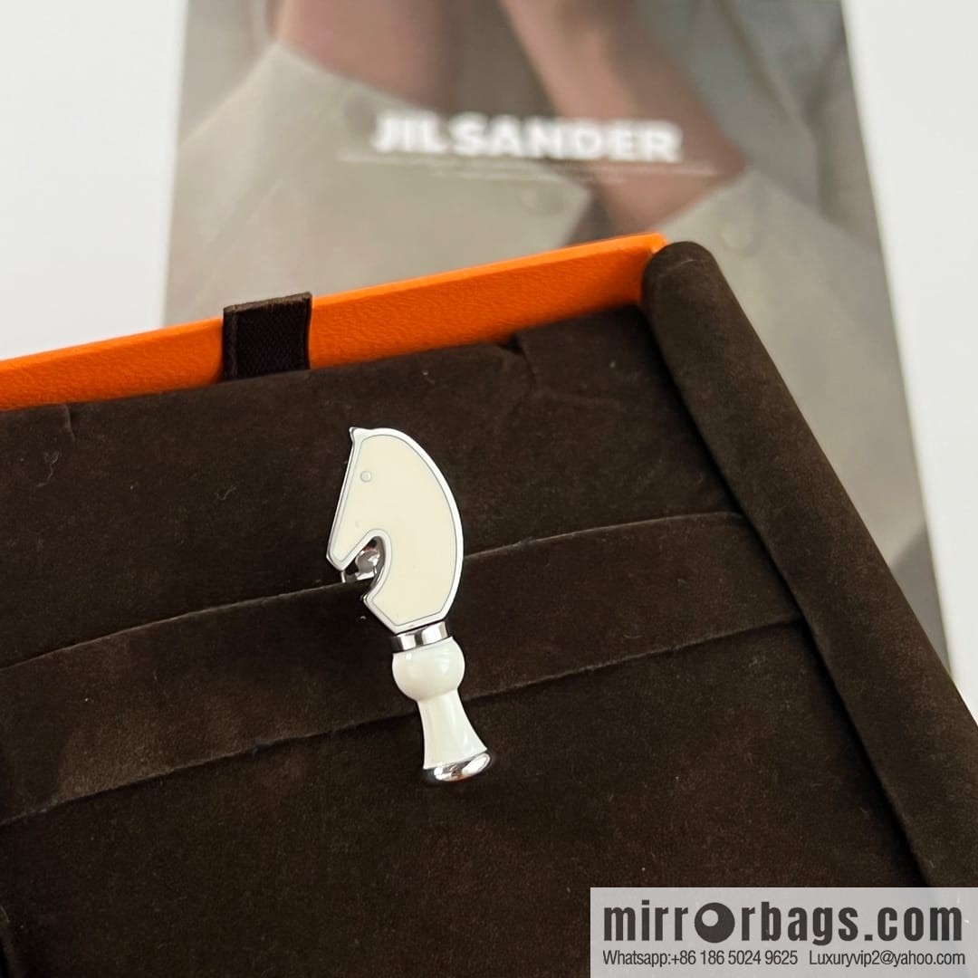 Hermès Cavalier, chess brooch