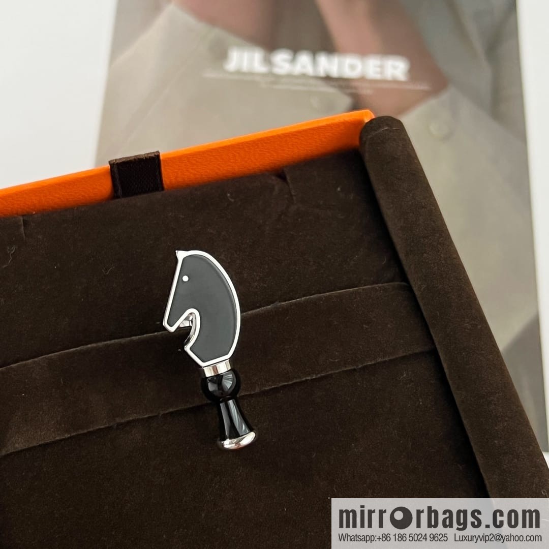 Hermès Cavalier, chess brooch