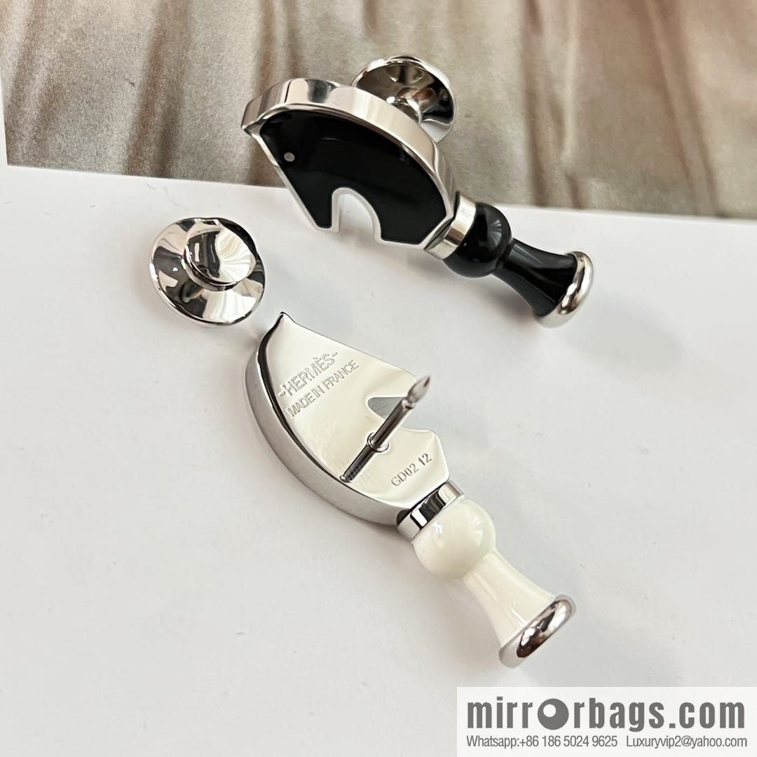 Hermès Cavalier, chess brooch