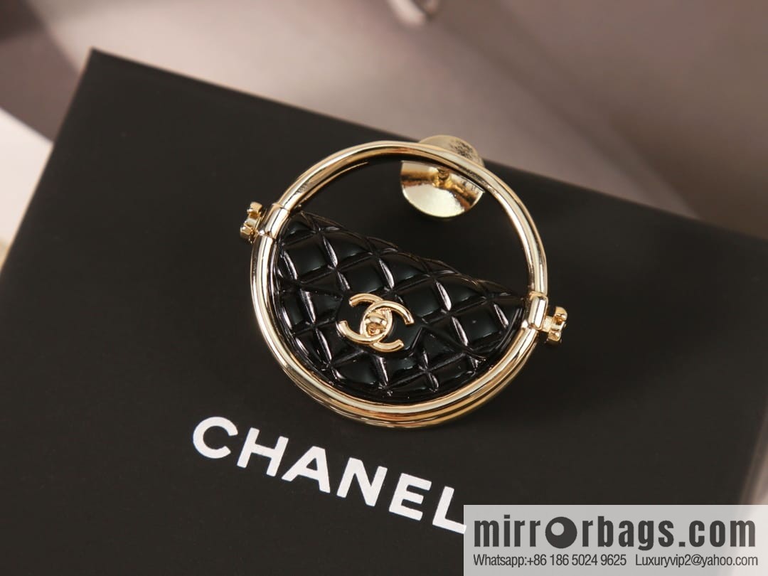 New ☑️ Chanel double c round brooch