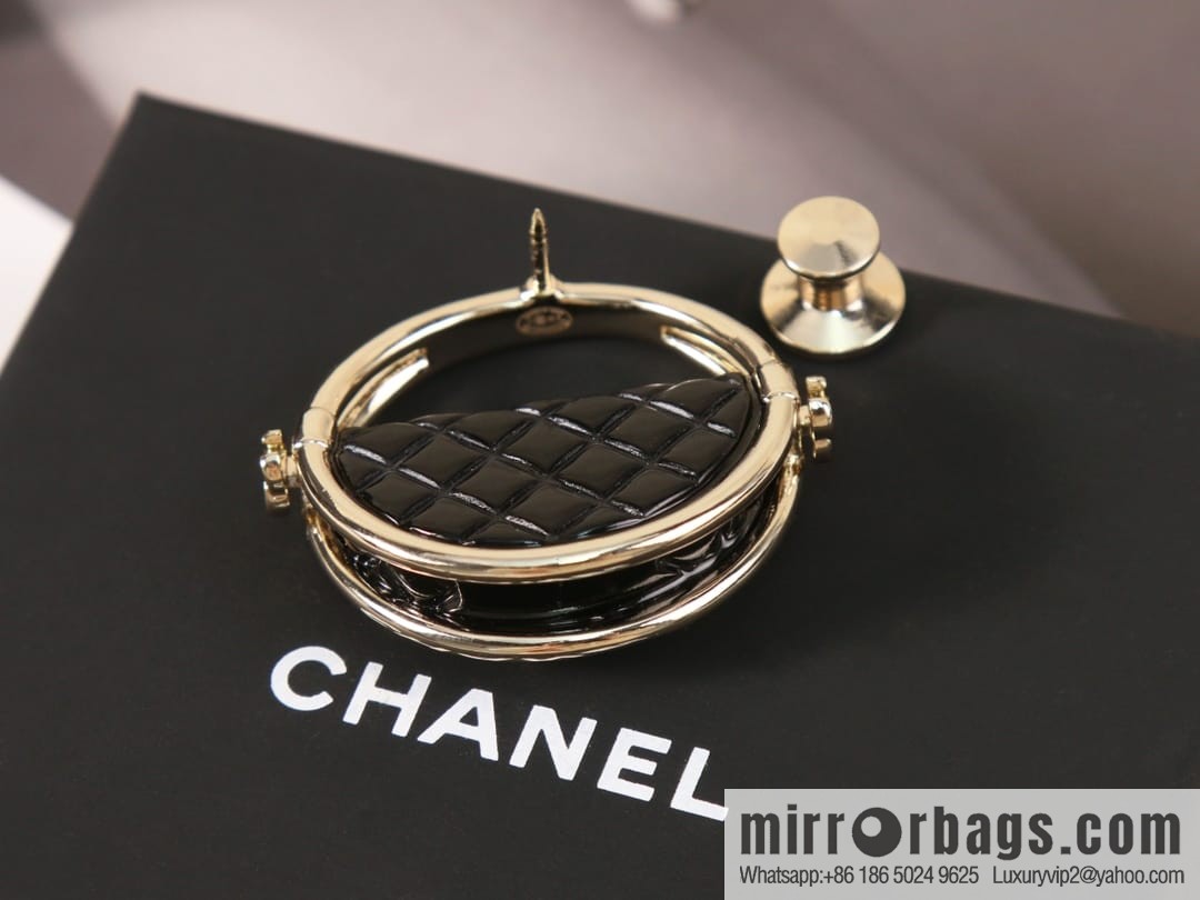New ☑️ Chanel double c round brooch