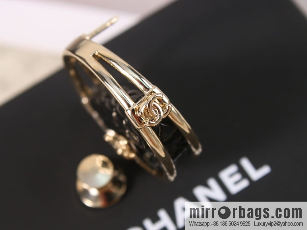 New ☑️ Chanel double c round brooch